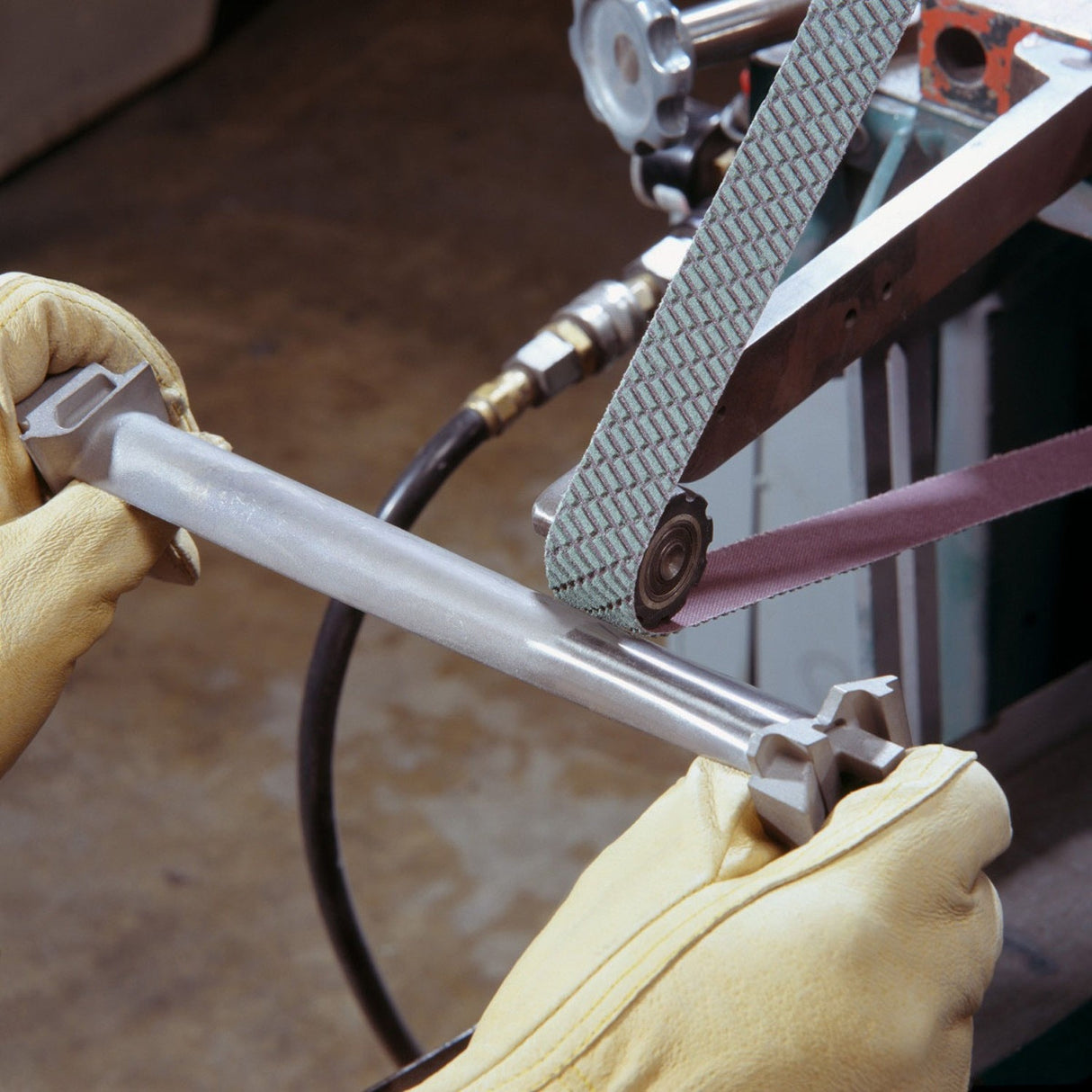 3M 337DC Trizact Cloth Belt, Aluminum Oxide A160 X-Weight, 1/2 in x 18 in (7100089184) (20 Pack) - 2